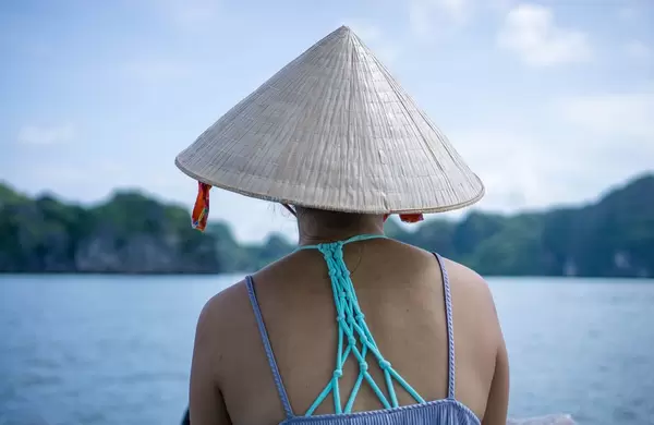 Ha Long Bay in Vietnam - Frau mit traditionellem Vietnamesischem Spitzhut