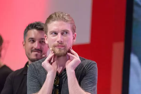 Haariger Wetteinsatz: Sarazar fürchet um den Verlust seines Barts