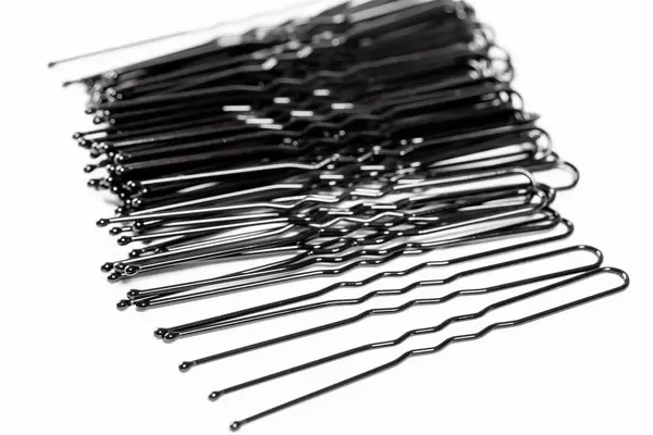 Haarspangen in ihren Haaren