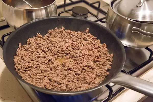 Hackfleisch beim Köcheln