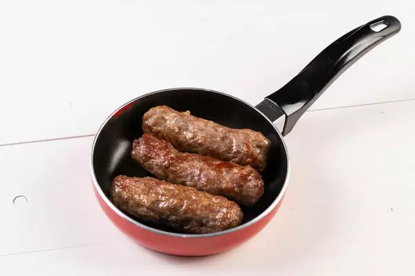 Hackfleischspiesse in der Pfanne