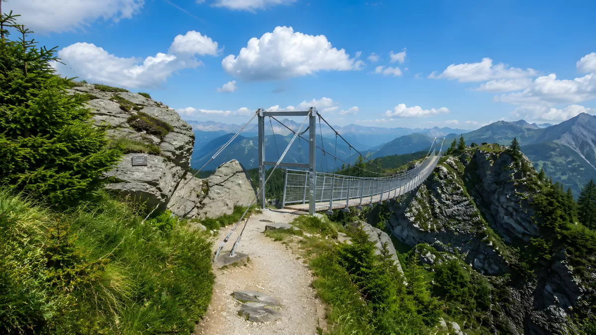 Hängebrücke in den Alpen mit Bergpanorama