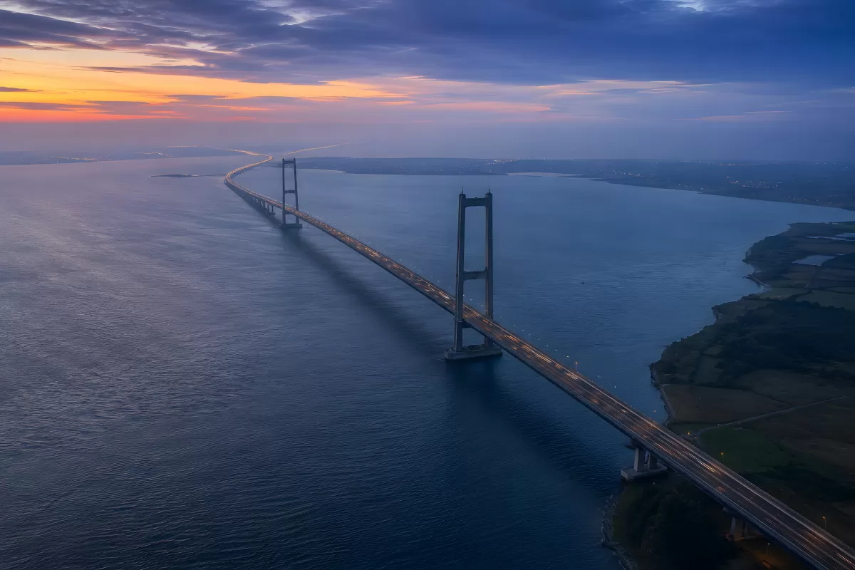 Hängebrücke über das Meer bei Abenddämmerung