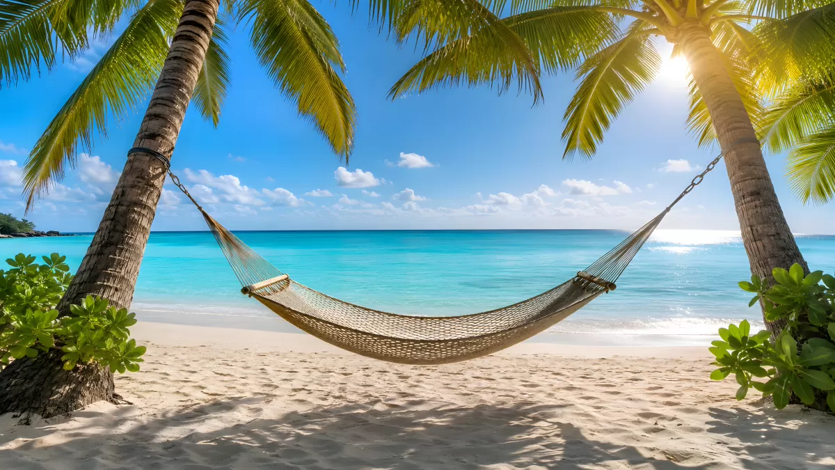 Hängematte zwischen Palmen am türkisen Strand