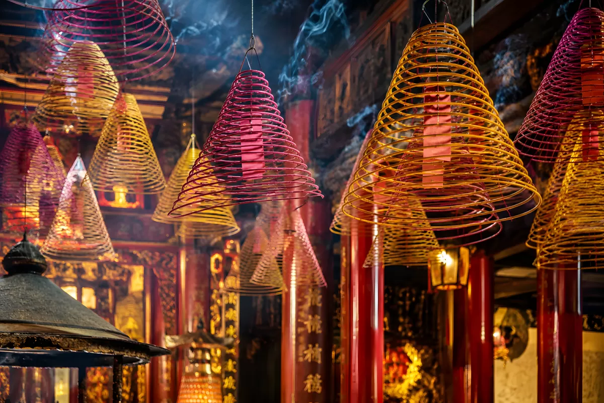 Hängende Räucherspiralen in einem chinesischen Tempel