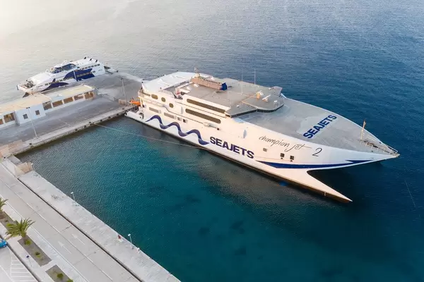 Hafen von Adamantas, Milos: Inselhüpfen mit Fähre und Katamaran von Seajets in der Ägäis