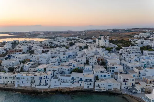 Hafenort Naoussa auf der griechischen Insel Paros, mit weiß-blauen Wohnhäusern aus Kalkstein