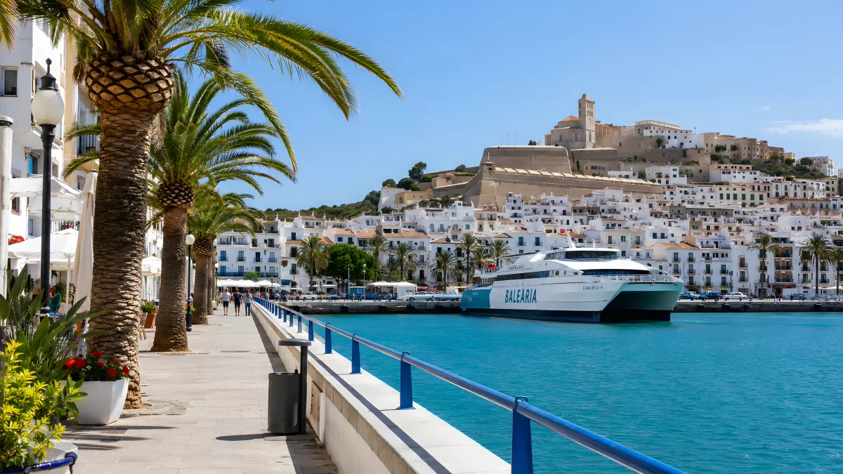 Hafenpromenade Ibiza mit Baleària-Fähre und Altstadt
