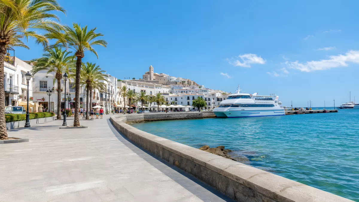 Hafenpromenade Ibiza mit weißen Häusern und Meer