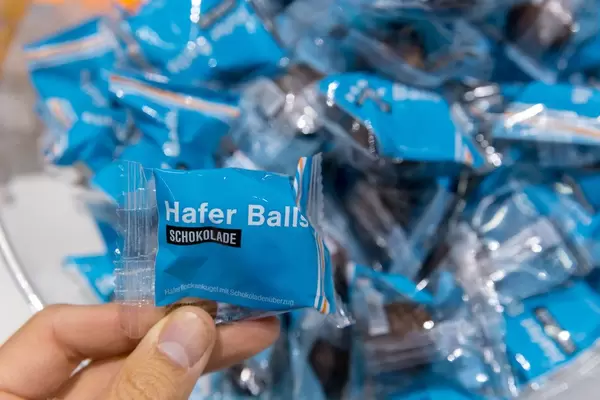 Haferflockenkugel mit Schokoladenüberzug "Hafer Balls" auf der Fibo-Messe in Köln