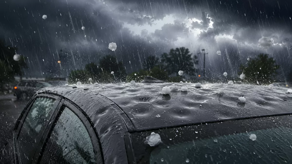 Hagelkörner prasseln auf Autodach bei starkem Unwetter