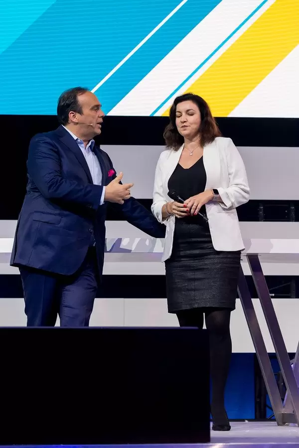 Hagen Rickmann begrüßt Staatsministerin für Digitalisierung Dorothee Bär in seiner Rolle als Schirmherr des Digital X Events in Köln