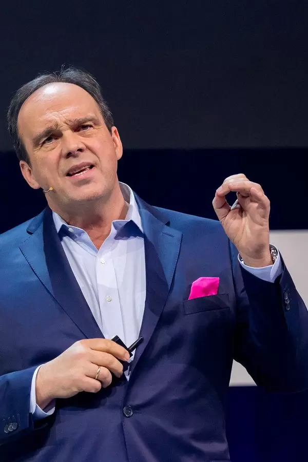 Hagen Rickmann hält einen Impulsvortrag auf der Bühne des Digitalisierung-Events Digital X in Köln