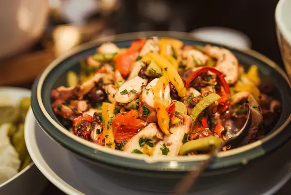 Hähnchen Paprika Salat mit BBQ Soße