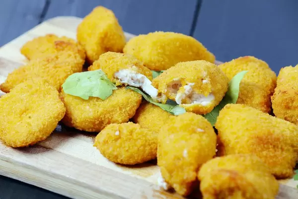 Hähnchen zum Mittagessen: Angebissene Chicken Nuggets