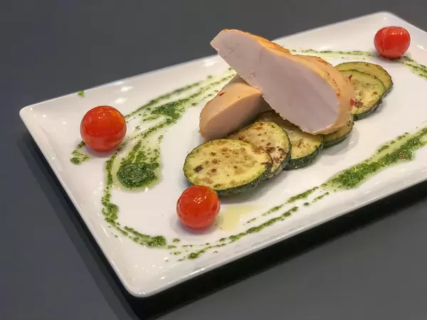 Hähnchenbrust mit gegrillter Zucchini im Hotel Roomz
