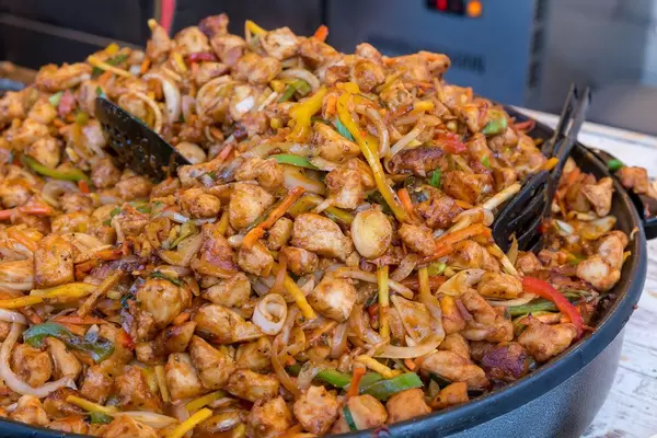 Hähnchenbrust mit Ingwer und Honig wird zubereitet in einer großen Pfanne