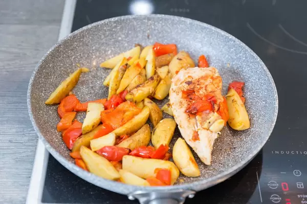 Hähnchenbrust mit Kartoffeln und Paprika in einer Pfanne