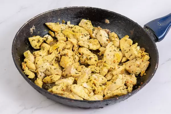 Hähnchenbruststücke mit Gewürzen in der Pfanne braten