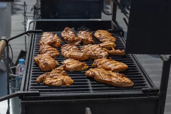 Hähnchenfleisch auf dem Grill