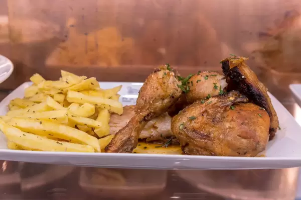 Hähnchenflügel mit Pommes Frites nach portugiesischer Art