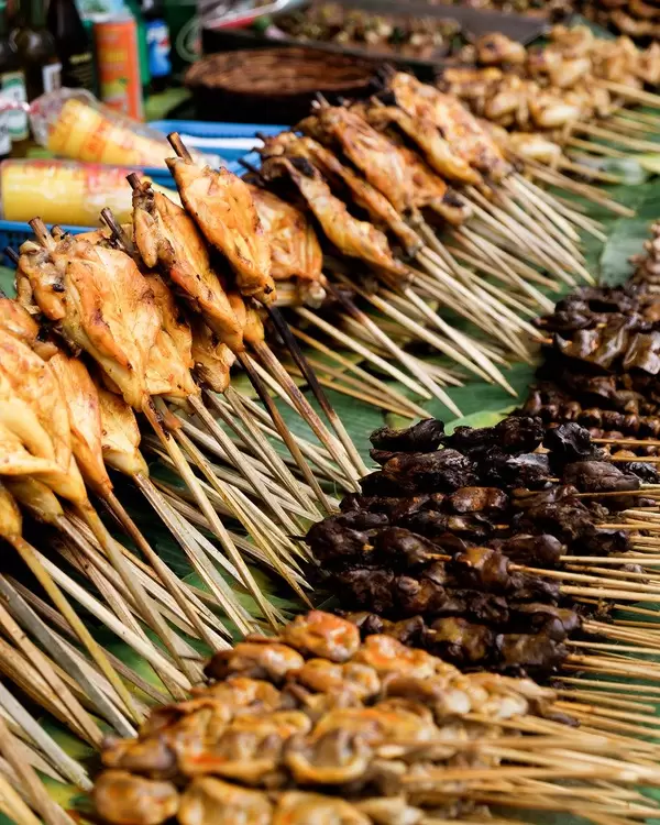 Hähnchengrill in einem lokalen Lebensmittelpark