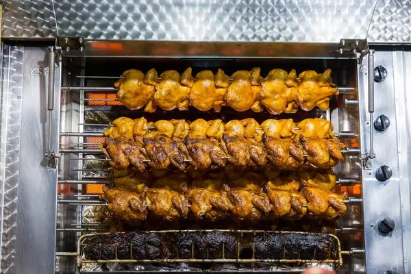 Hähnchengrill voll mit Grillhähnchen