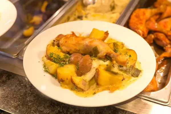 Hähnchenkeule mit Lauchsauce und Kartoffeln