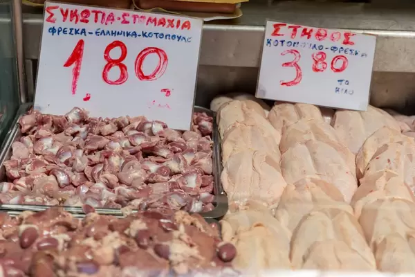 Hähnchenmägen, Hähnchenherzen und Hähnchenbrust bei einem Metzger am Kapani Markt