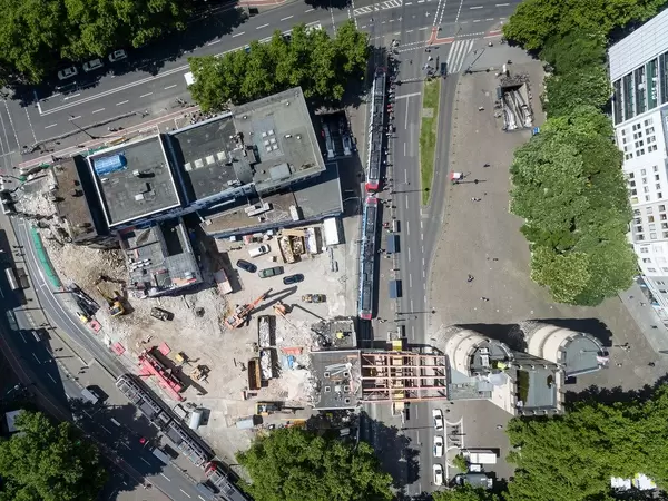 Hahnentor und Baustelle am Rudoflplatz von oben im August 2017