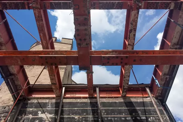 Hahnentorburg und freigelegtes Gerüst auf Baustelle im August 2017