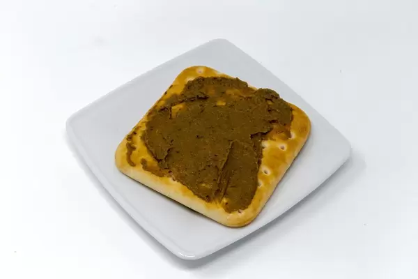 Hakuna Matata Auberginen Creme Aufstrich auf einem Cracker