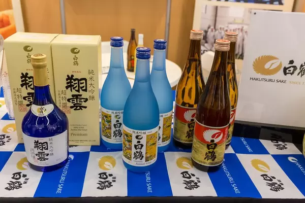 Hakutsuru Sake verschiedene Flaschen