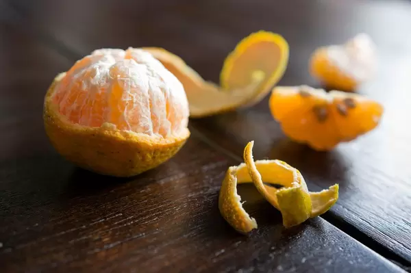 Halb geschälte Orange