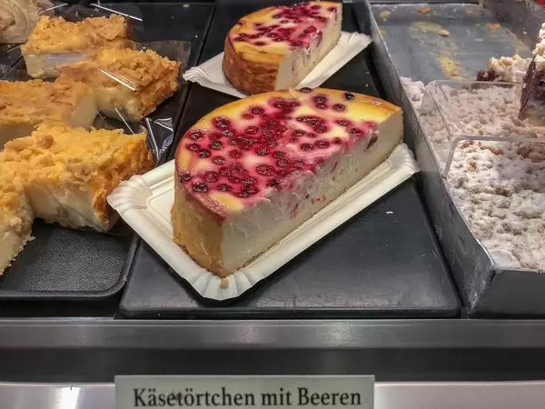 Halbe Käsetörtchen mit Beeren in einer Bäckerei-Auslage
