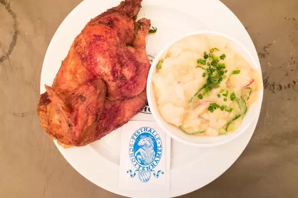 Halbes Brathendl mit Kartoffelsalat