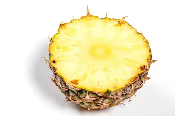 Halbes reife Unterteil einer Ananas auf weißem Hintergrund