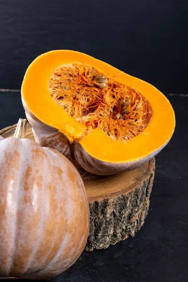 Halbiert frischen orange Kürbis auf Stumpf