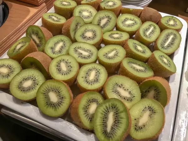 Halbierte Kiwis auf einem Tablett im Pentahotel Berlin-Köpenick