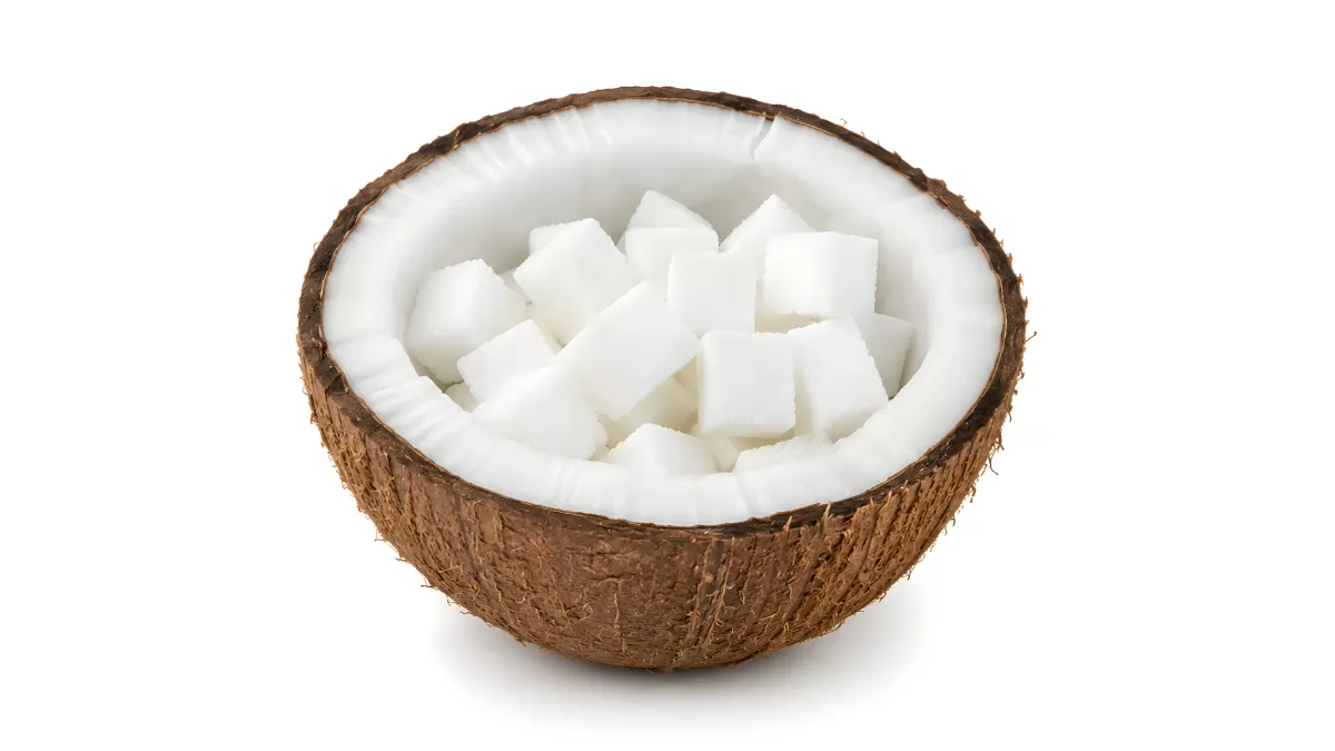 Halbierte Kokosnuss mit weißen Fruchtfleischwürfeln