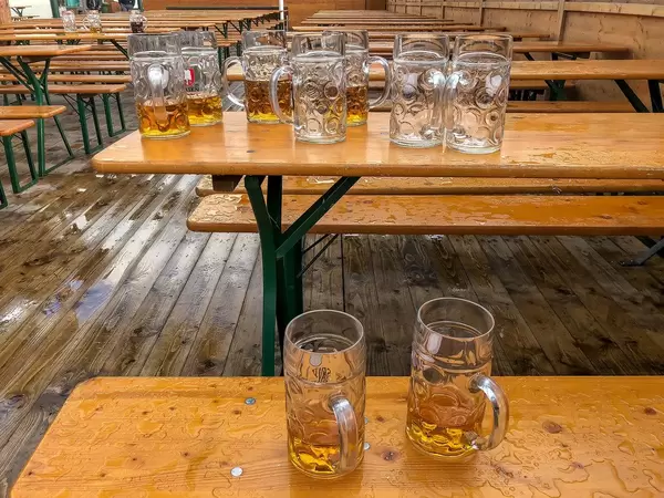 Halbleere Bierkrüge auf der Wiesn