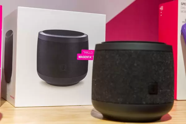 Hallo Magenta von Telekom: schwarzer Smart Speaker, Lautsprecher und Sprachassistent zur Smarthome-Steuerung