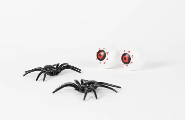 Halloween-Augen und Spinnen. Gruselige Deko