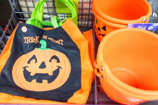 Halloween-Beutel und -Plastikeimer