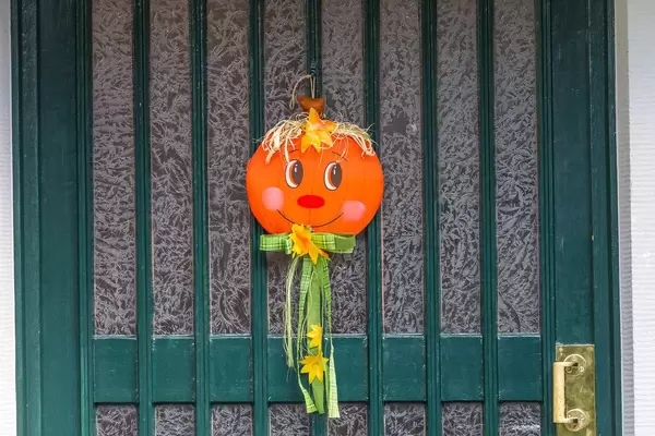 Halloween-Deko auf grüner Haustür