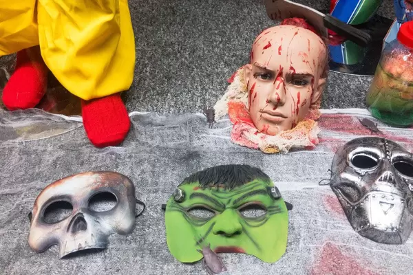Halloween Masken: Totenkopf, Hulk und eiserne Maske