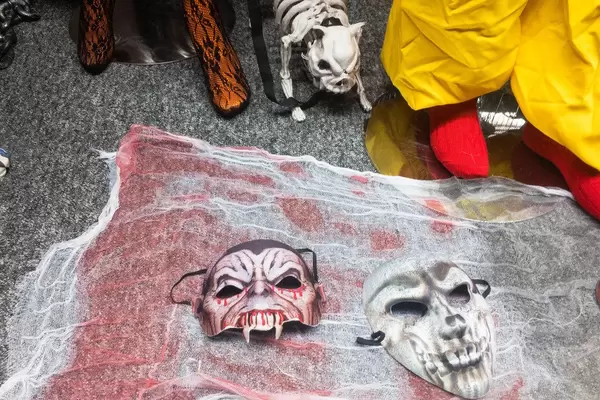Halloween Masken: Vampir und Totenkopf