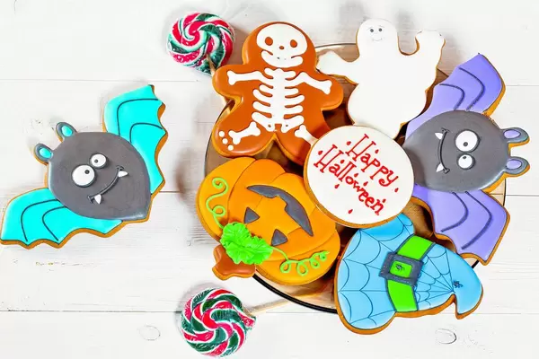 Halloween treats: gingerbread cookies and candies on the plate