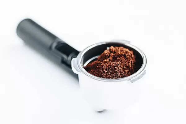 Halter für Espresso-Kaffeemaschine vor weißem Hintergrund