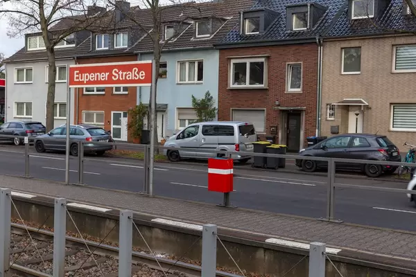 Haltestellenschild der Kölner Verkehrsbetriebe an der Eupener Straße